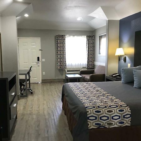Camelot Inn And Suites Aldine Екстериор снимка