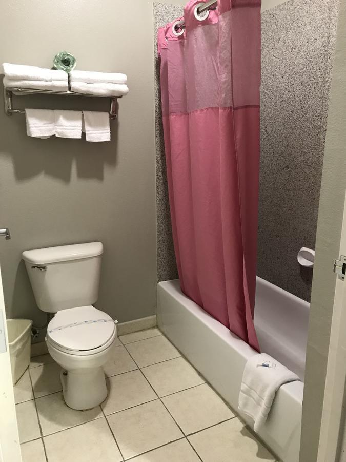 Camelot Inn And Suites Aldine Екстериор снимка