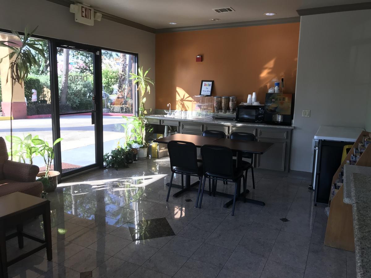 Camelot Inn And Suites Aldine Екстериор снимка