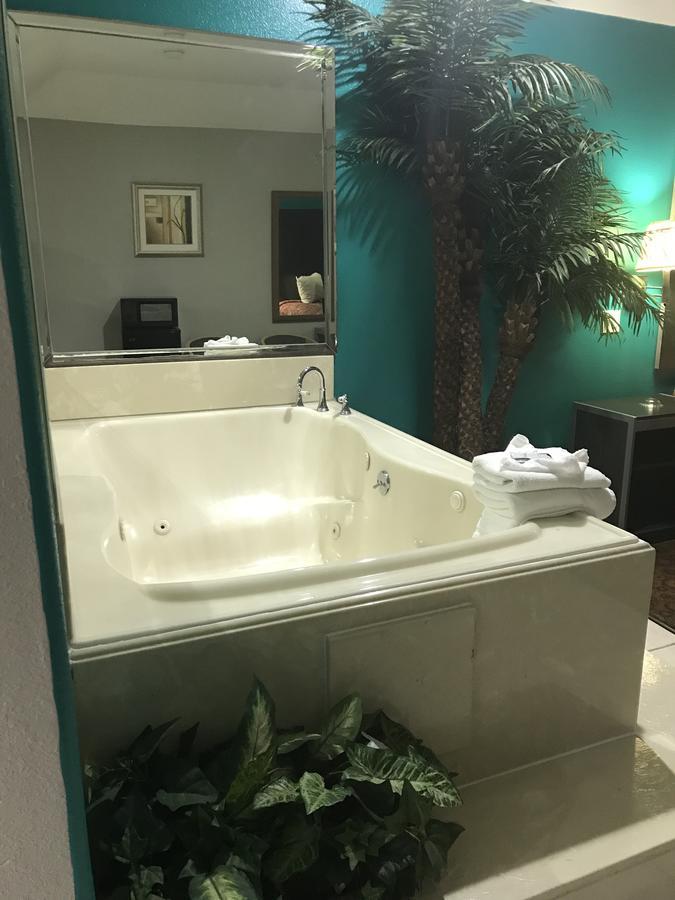 Camelot Inn And Suites Aldine Екстериор снимка