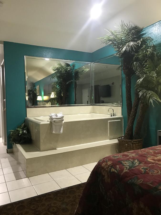 Camelot Inn And Suites Aldine Екстериор снимка