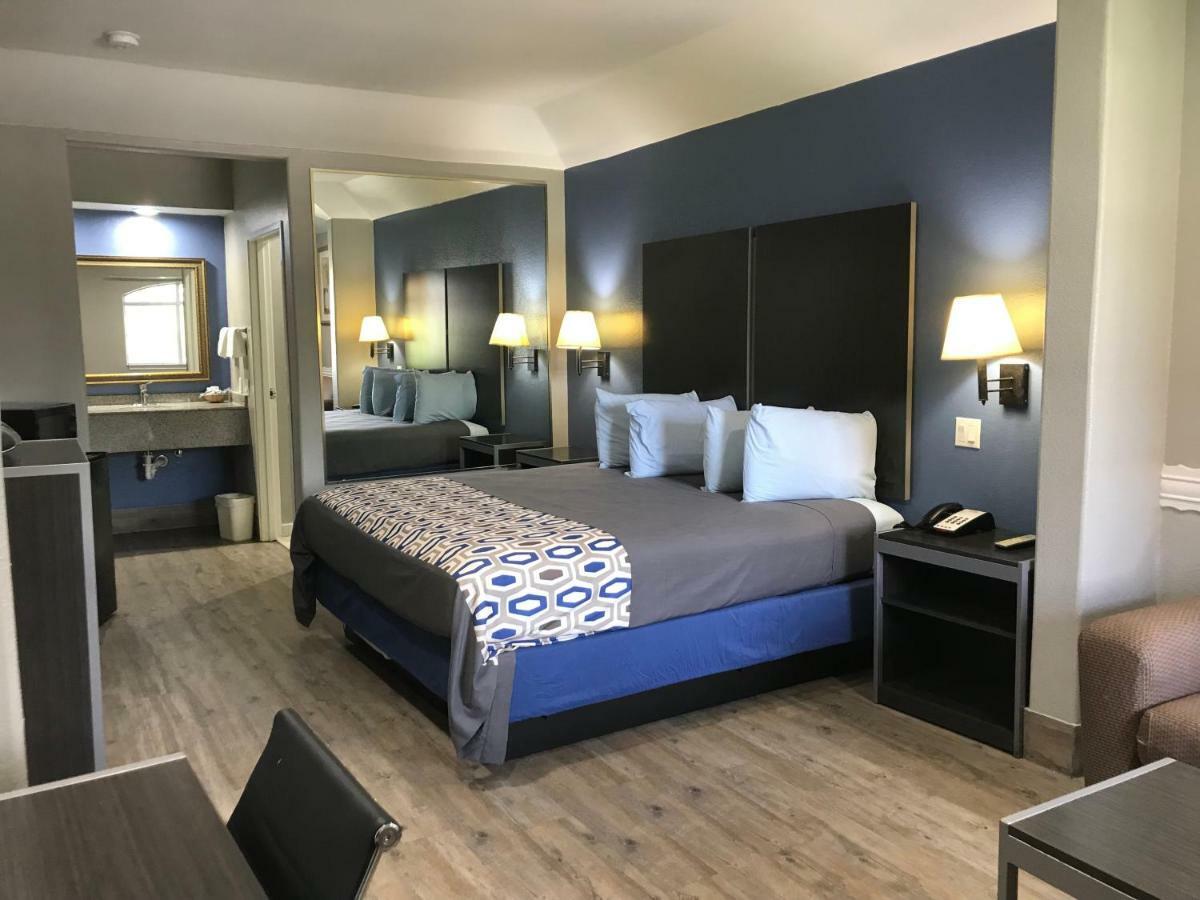 Camelot Inn And Suites Aldine Екстериор снимка