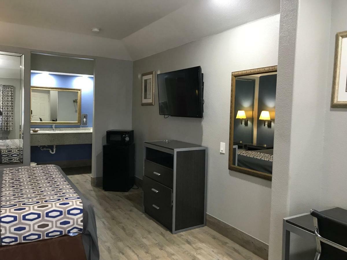 Camelot Inn And Suites Aldine Екстериор снимка