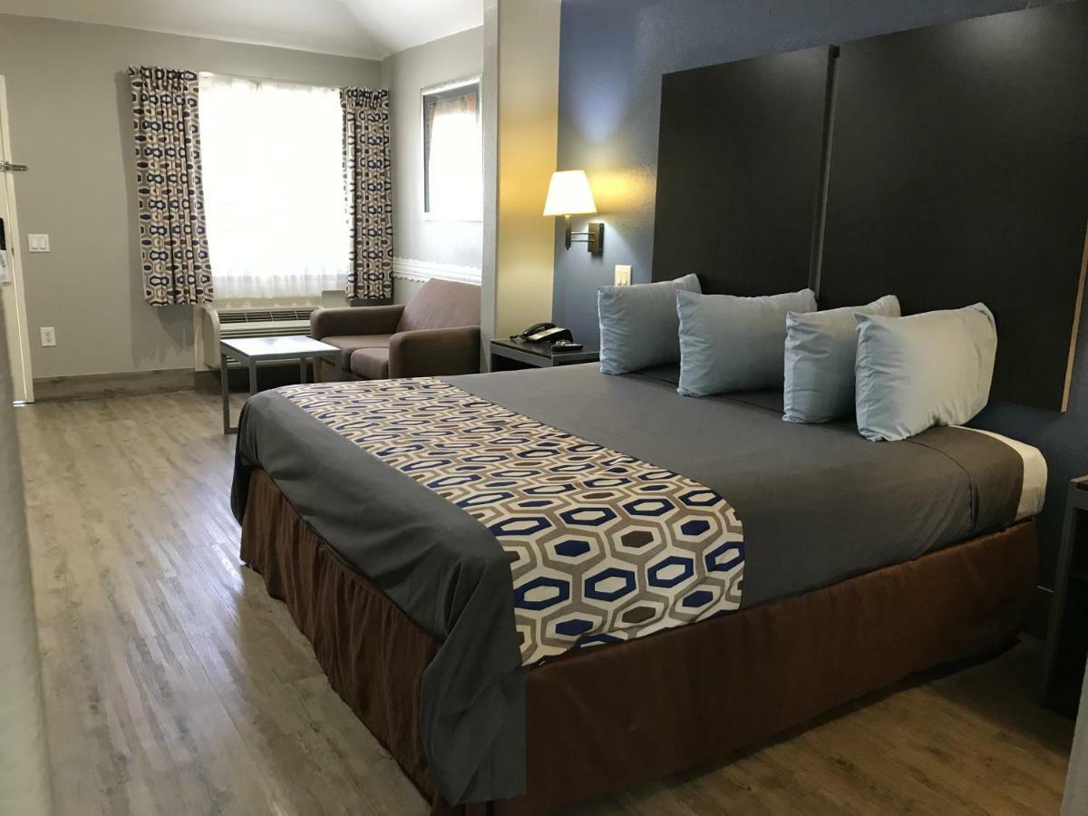 Camelot Inn And Suites Aldine Екстериор снимка