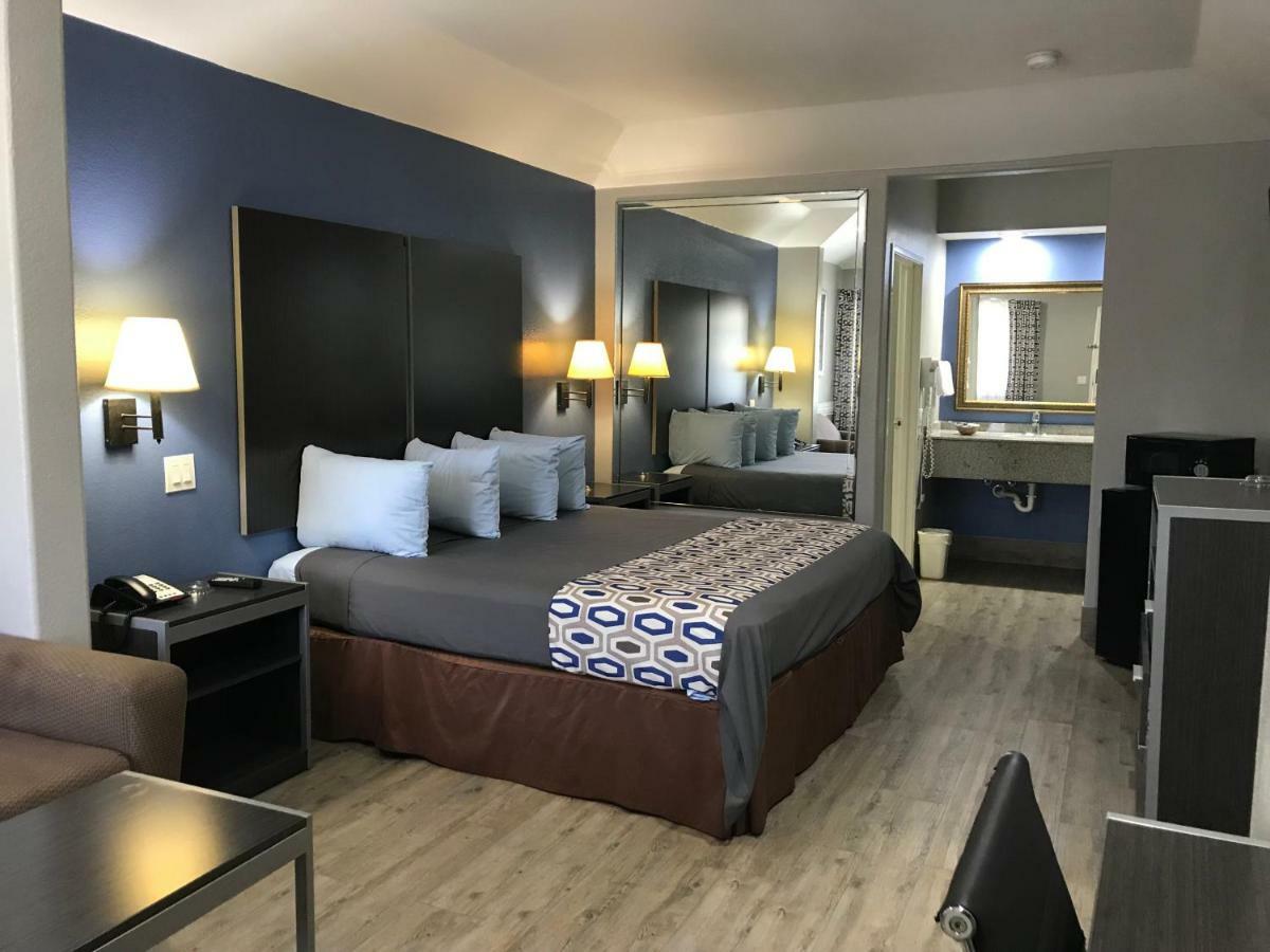 Camelot Inn And Suites Aldine Екстериор снимка